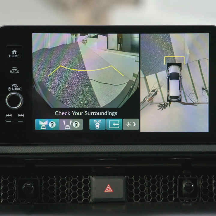 Nærbilde av Honda CR-V Plug in Hybrid med Multi-view kamerasystem.