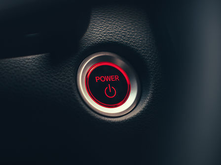 Nærbilde av strømknapp på Honda CR-V Hybrid.