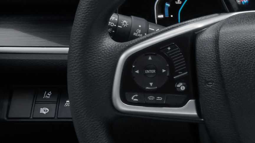 Nærbilde av knapper for førerens informasjonsskjerm på rattet.