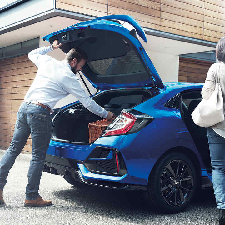 Honda med åpent bagasjerom og modeller sett bakfra