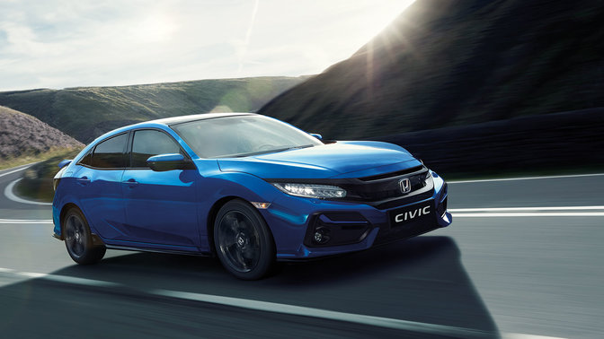 Honda Civic sett skrått forfra, mens den kjører gjennom byen.