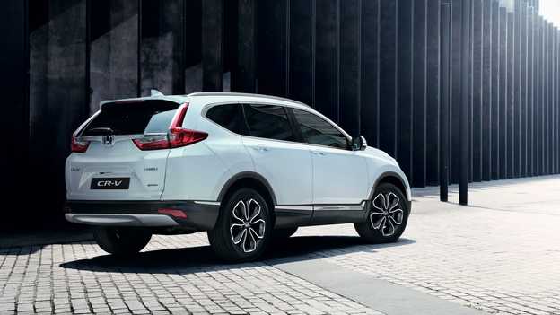 Honda CR-V Hybrid i gatemiljø, sett bakfra