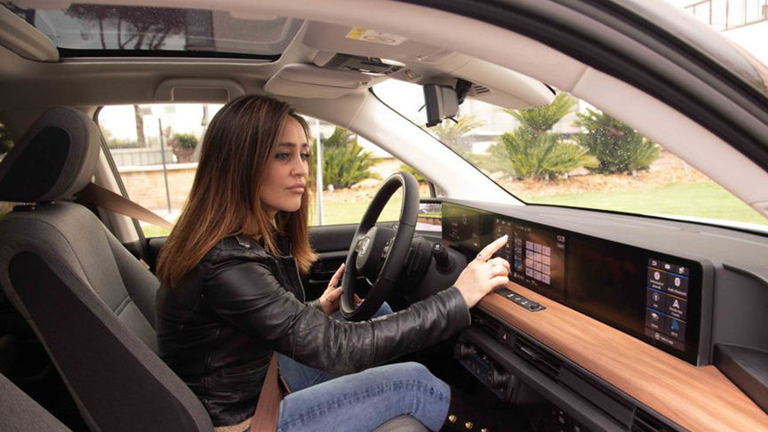Infotainmentsystemet med dobbel skjermvisning er den perfekte følgesvennen til fører og passasjer