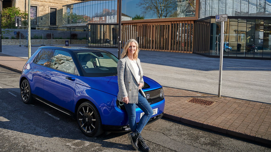 Den britiske programlederen Hayley McQueen tok Honda e med på en tur rundt den inspirerende byen Oxford