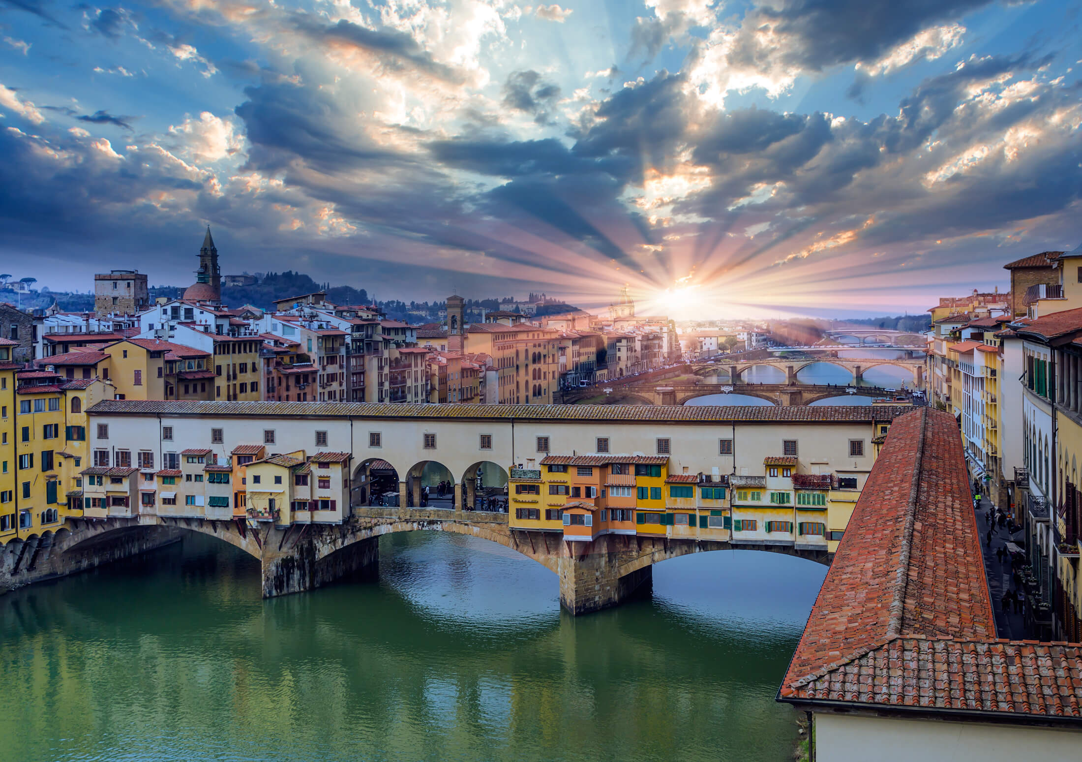 Solen over Ponte Vecchio i Firenze, Italia