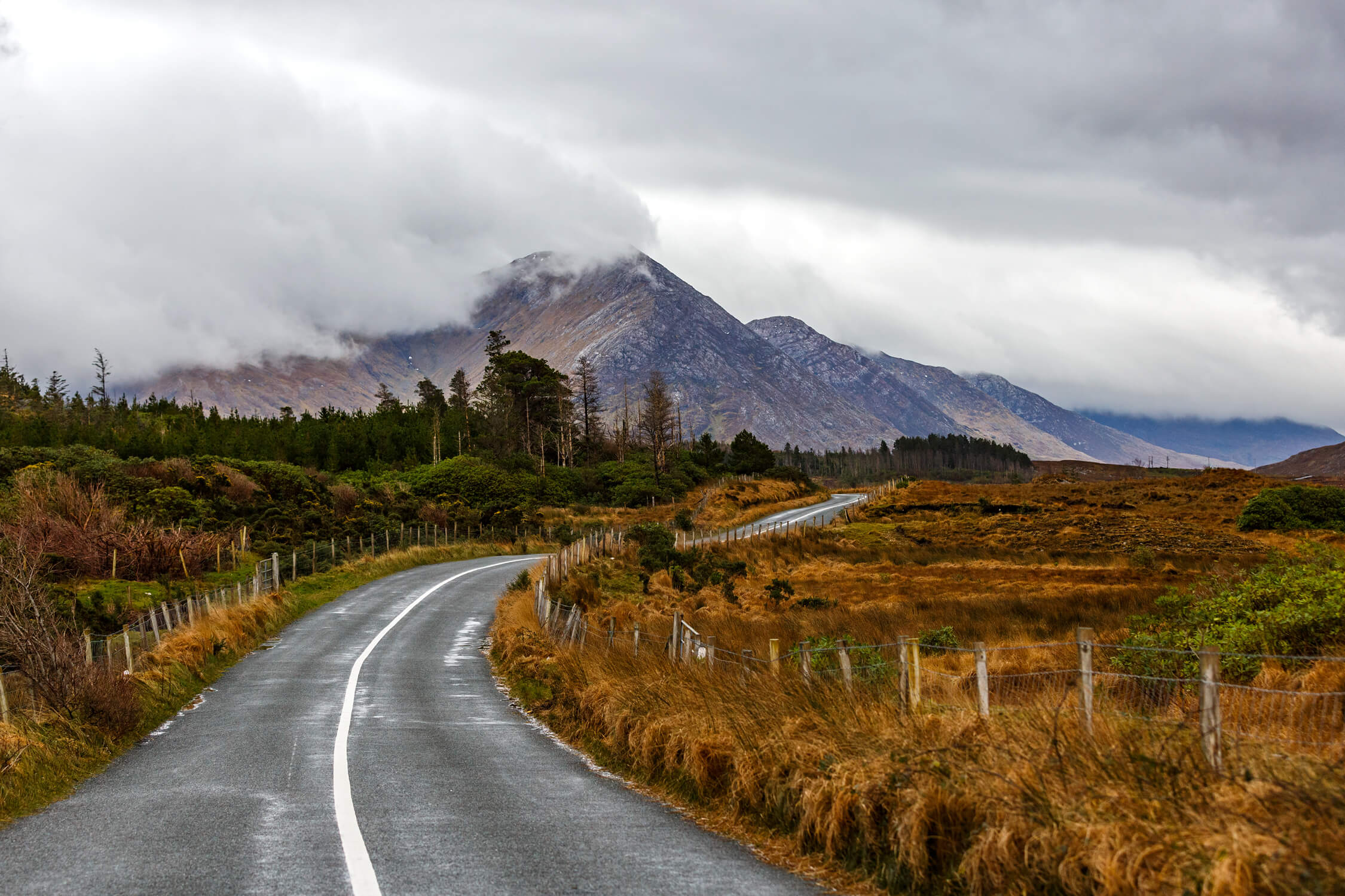 En svingete vei på Irlands Wild Atlantic Way