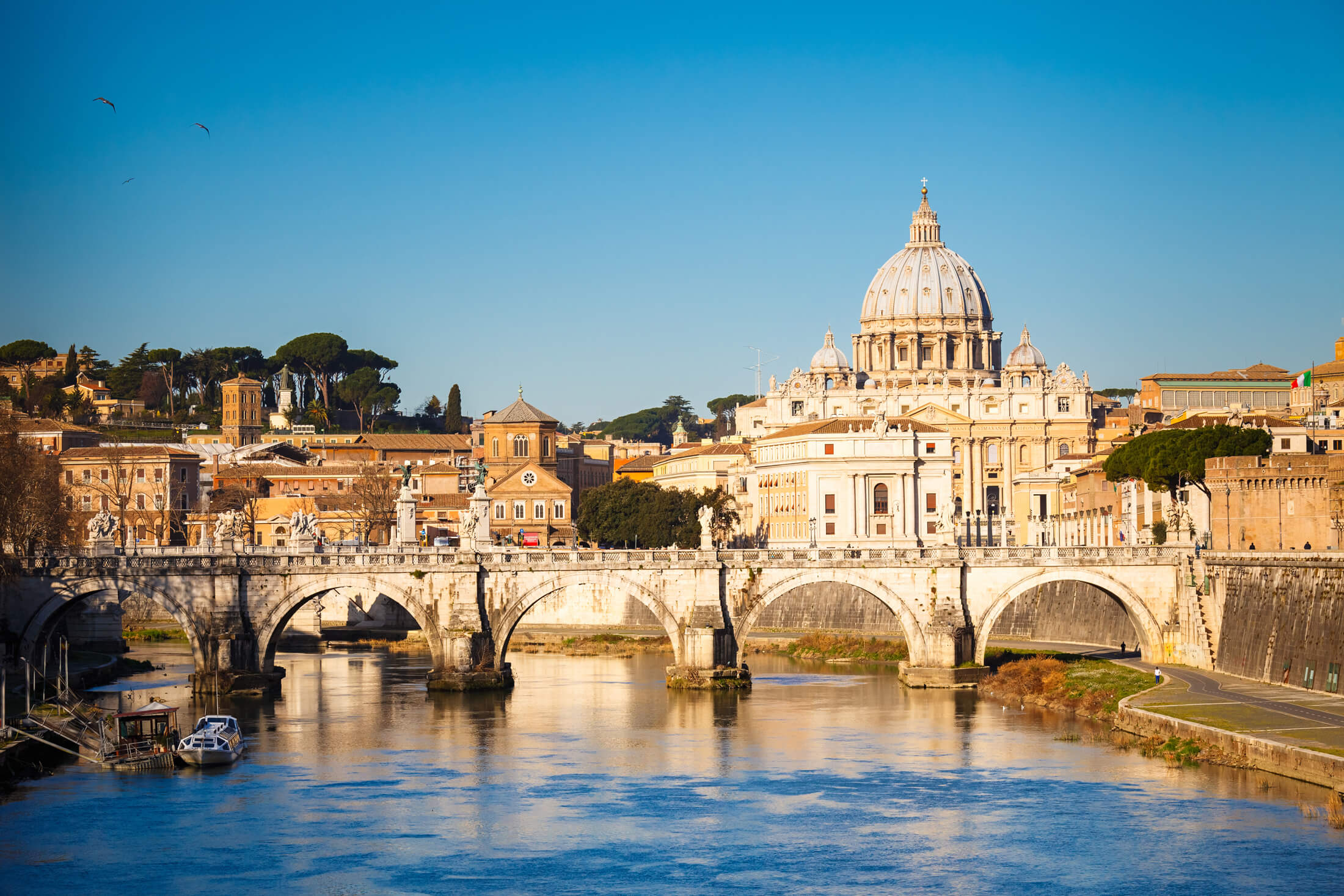 Ser opp langs elven Tiber til Peterskirken i Roma, Italia