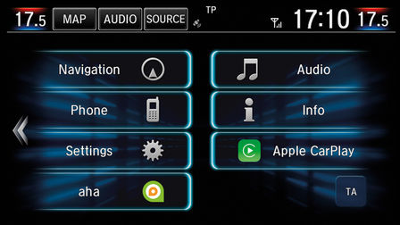 Nærbilde av infotainment-systemet i firedørs Honda Civic.