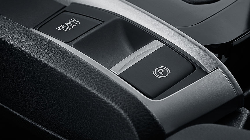 Nærbilde av Brake Hold-knappen i firedørs Honda Civic.