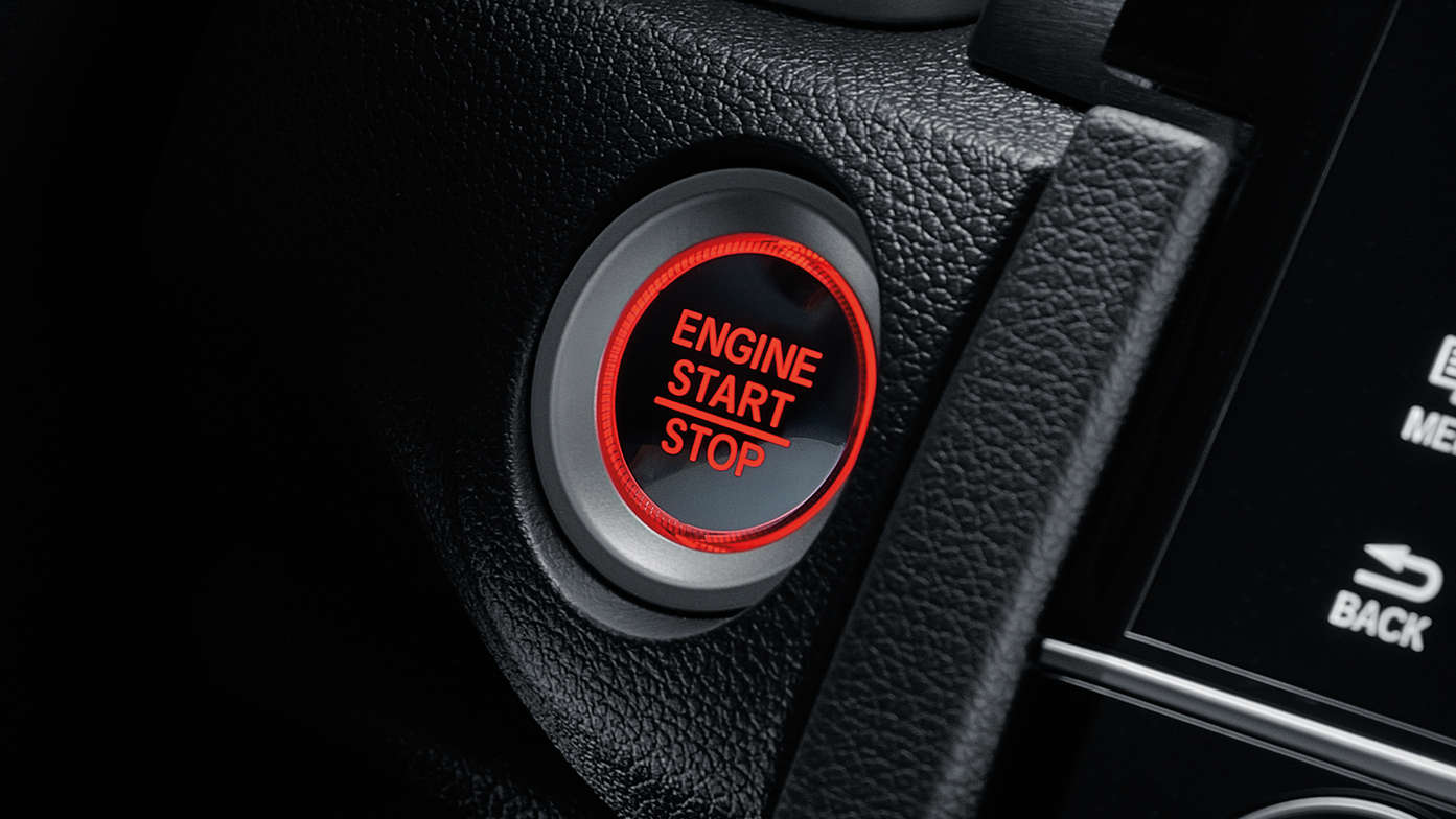 Nærbilde av start/stopp-knappen i firedørs Honda Civic.