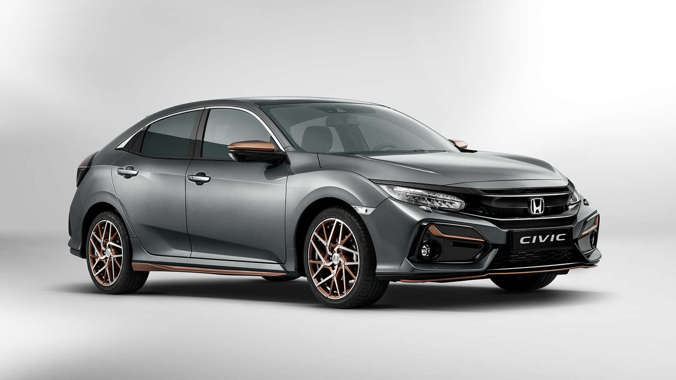 5-dørs Honda Civic sett skrått forfra, med Bronse-pakken.