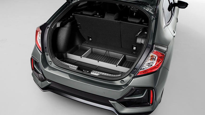 Honda Civic 5-dørs med bagasjeromspakke sett skrått bakfra.