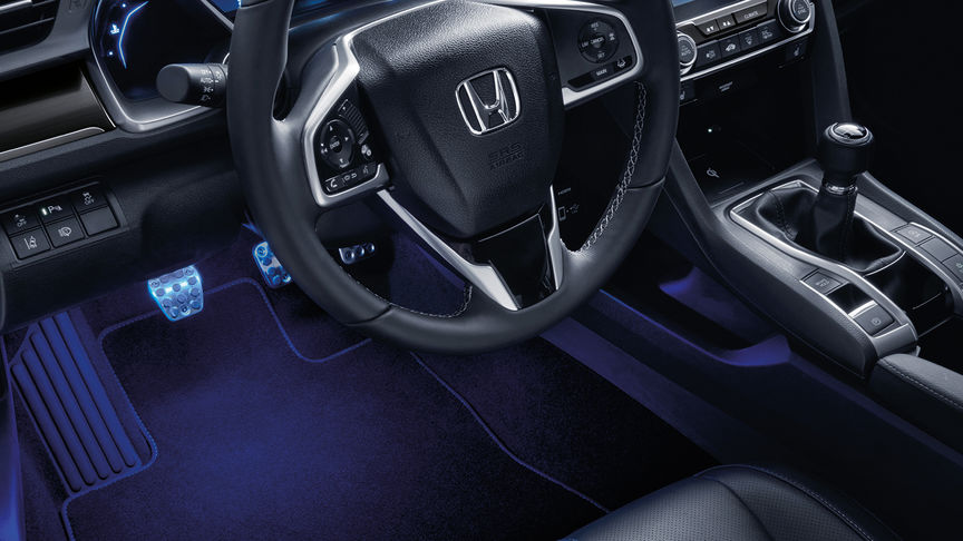 5-dørs Honda Civics interiør sett forfra med belysningspakke.
