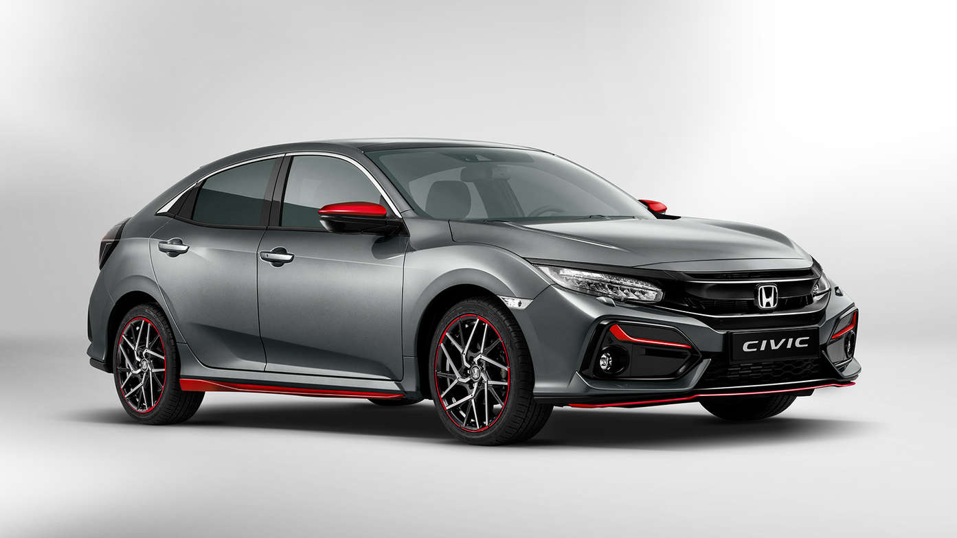 5-dørs Honda Civic sett skrått forfra, med den røde serien.