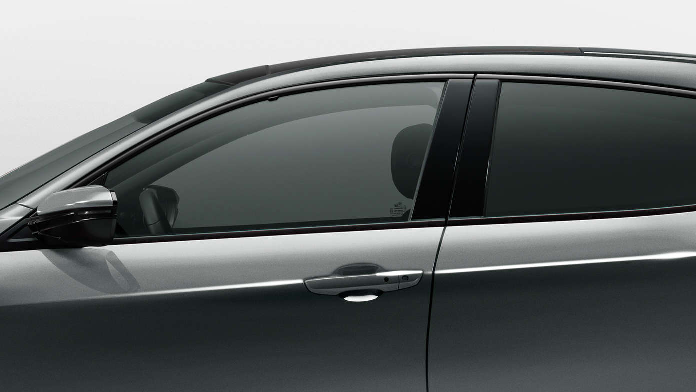 Honda Civic 5-dørs sett fra siden og nærbilde forfra og fra bakrute.
