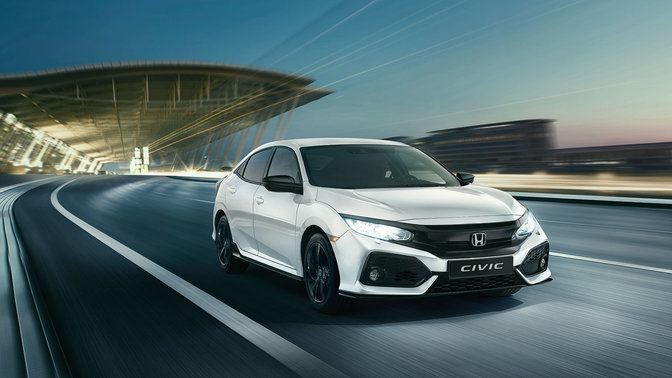 Honda Civic Dynamic sett skrått forfra, mens den kjører gjennom byen.