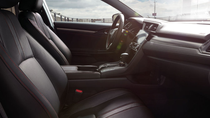 Honda Civic Dynamic-interiør sett fra siden.