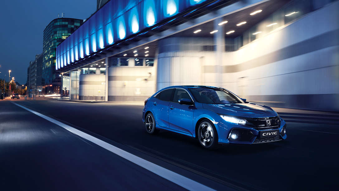 Honda Civic sett på skrå forfra. I bymiljø.