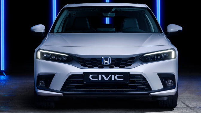 Nærbilde av Honda Civic e:HEV-merket på baksiden av bilen.