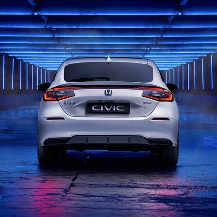 Honda Civic e:HEV kombi sett bakfra.