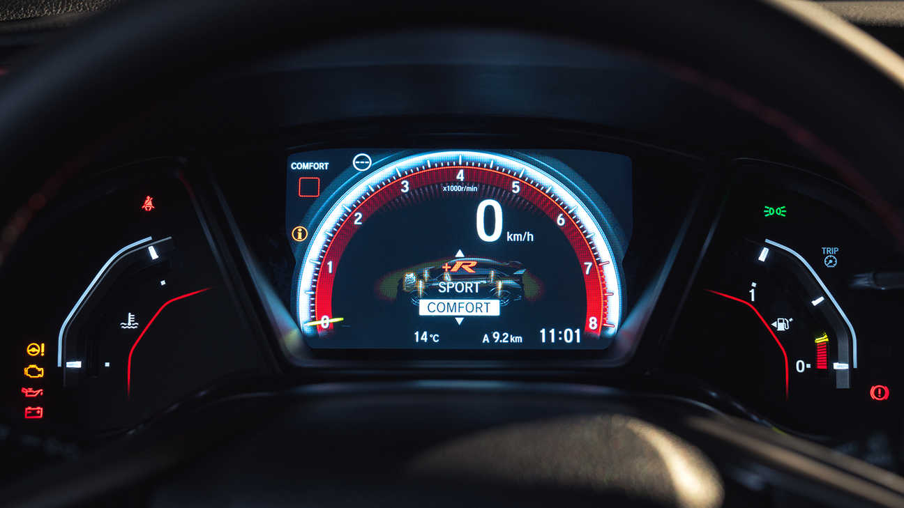 Nærbilde av Honda Civic Type R-instrumentpanelet i Komfort-modus.