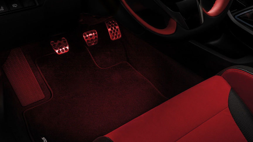 Nærbilde av Honda Civic Type R-fotbrønn som viser lyset i fotbrønnen.