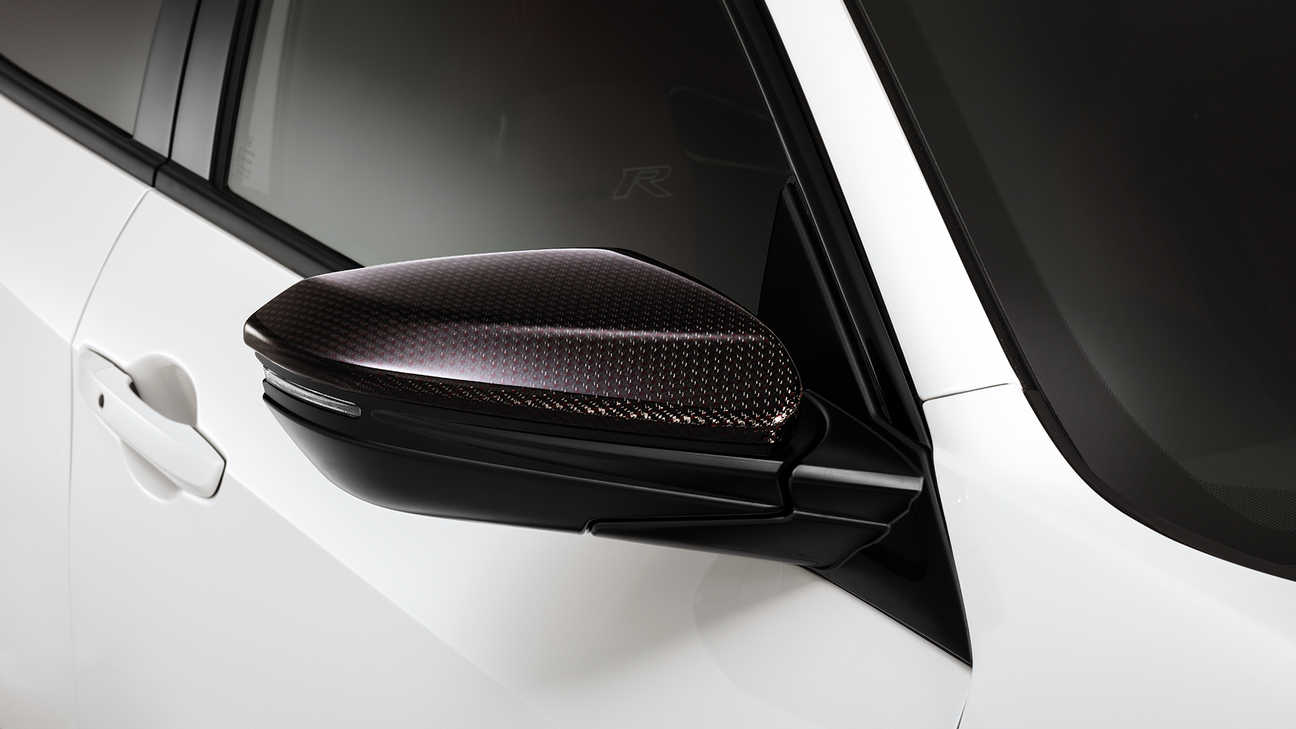 Nærbilde av Honda Civic Type Rs sidespeil i karbonfiber.