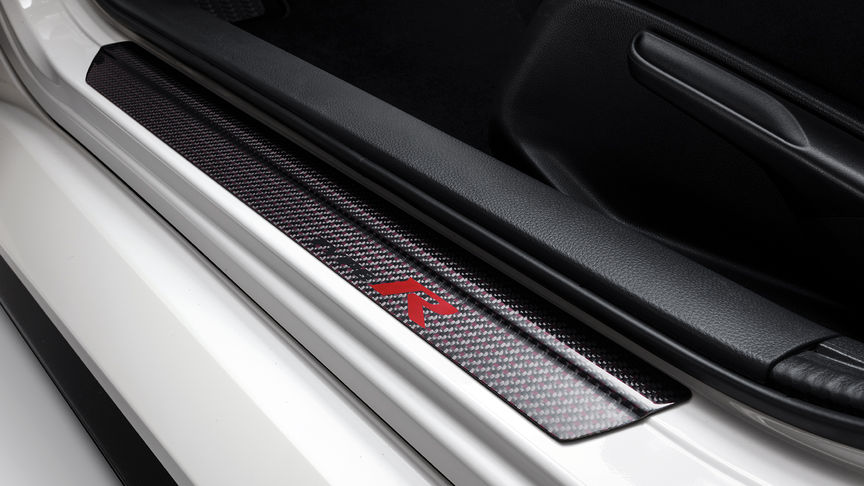 Nærbilde av Honda Civic Type Rs dørterskelkledning i karbonfiber.