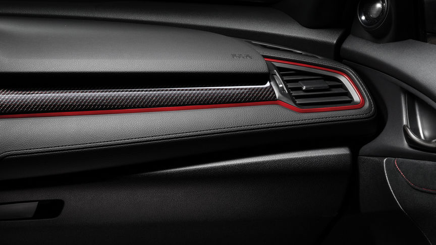 Nærbilde av Honda Civic Type Rs interiørpanel i karbon.