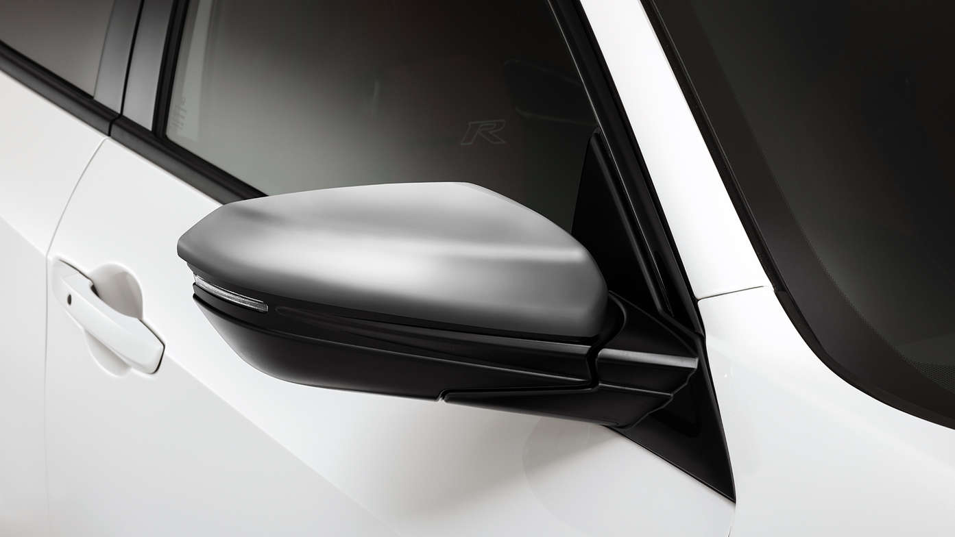 Nærbilde av Honda Civic Type Rs premium speildeksler i sølv.