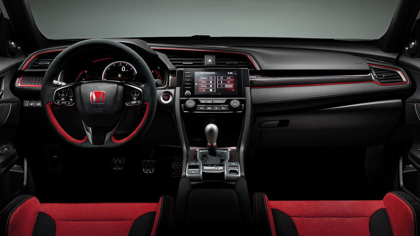 Honda Civic Type R-dashbord med interiørpakke i karbon sett forfra.