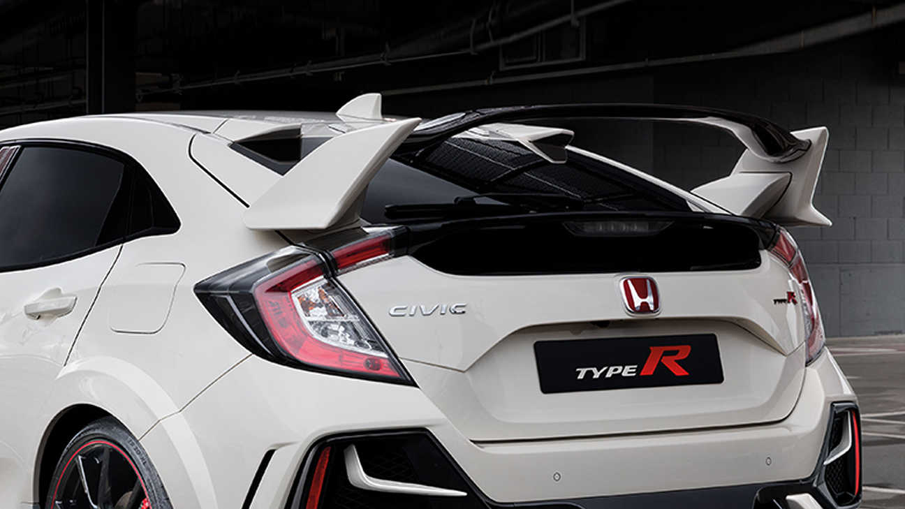 Nærbilde av Honda Civic Type Rs vingespoiler i karbon.
