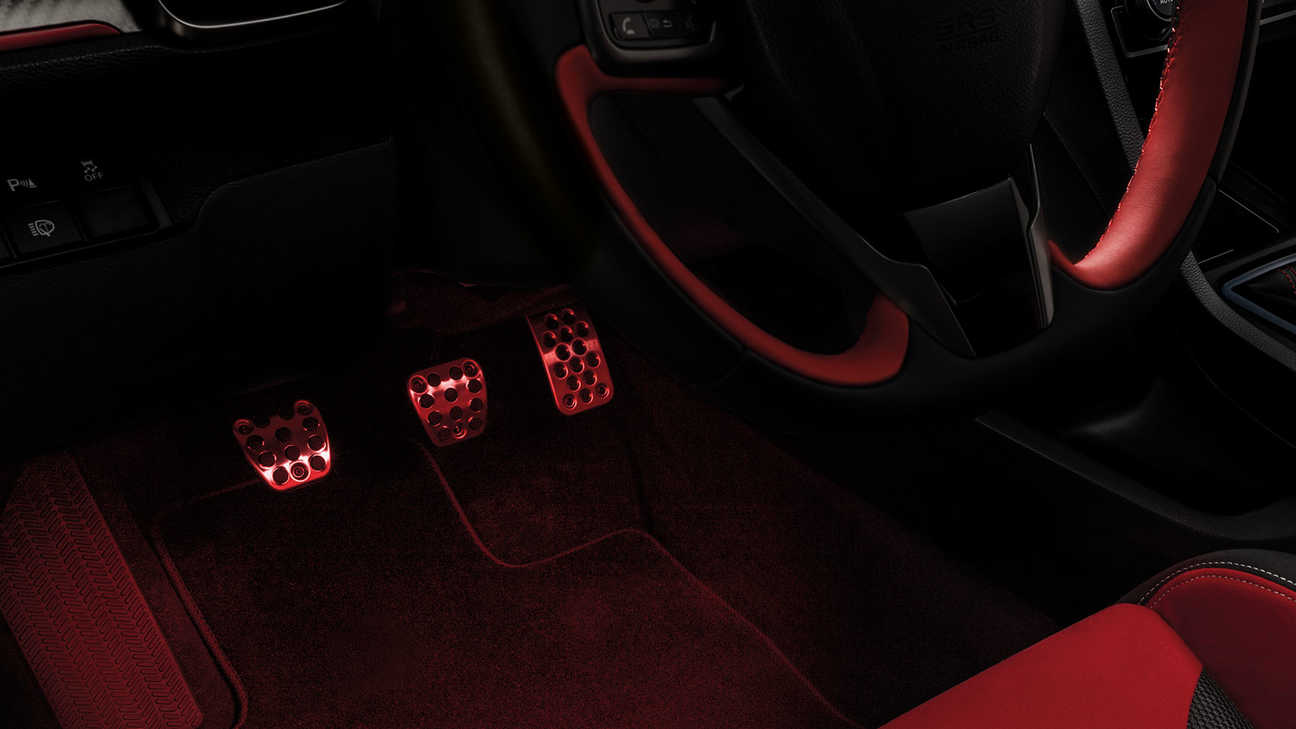 Nærbilde av Honda Civic Type R-fotbrønn med belysningspakke.