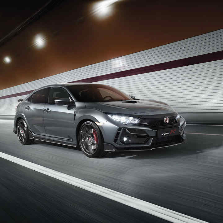 Honda Civic Euro Type R sett fra siden i tunnell.