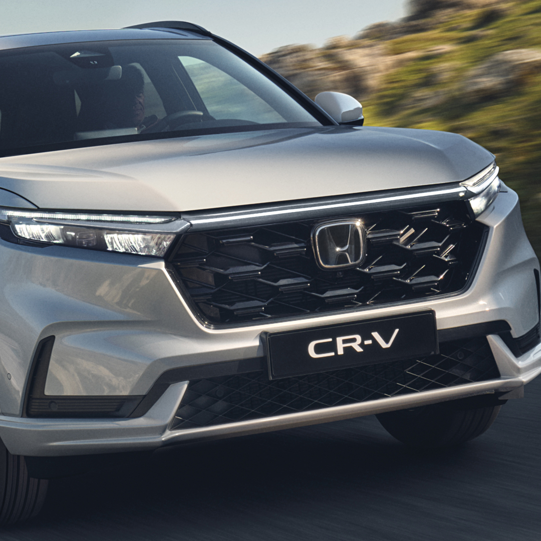 Honda CR-V Plug-in Hybrid sett skrått forfra i fjellområde.