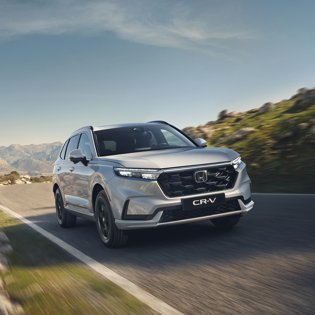 Honda CR-V Plug-in Hybrid sett forfra i fjellområde.