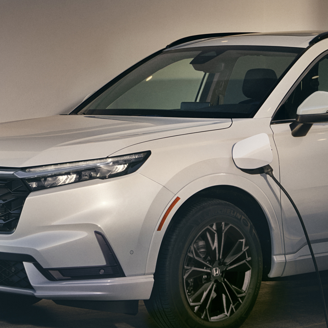 Nærbilde av Honda-lader med CR-V Plug in Hybrid.