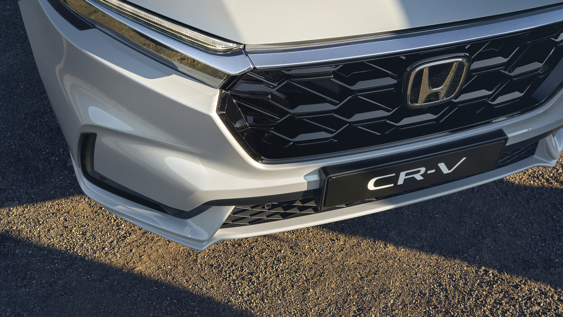 Nærbilde av Honda CR-V Plug-in Hybrid frontgrill.