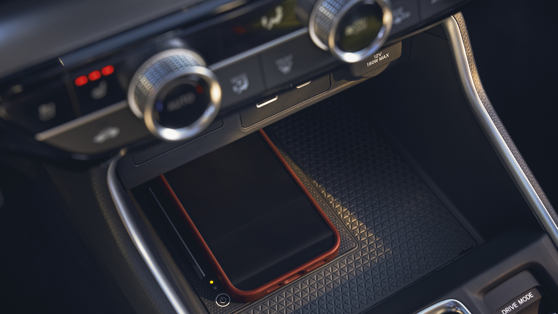 Nærbilde av Honda CR-V Plug-in Hybrids trådløse ladeteknologi.