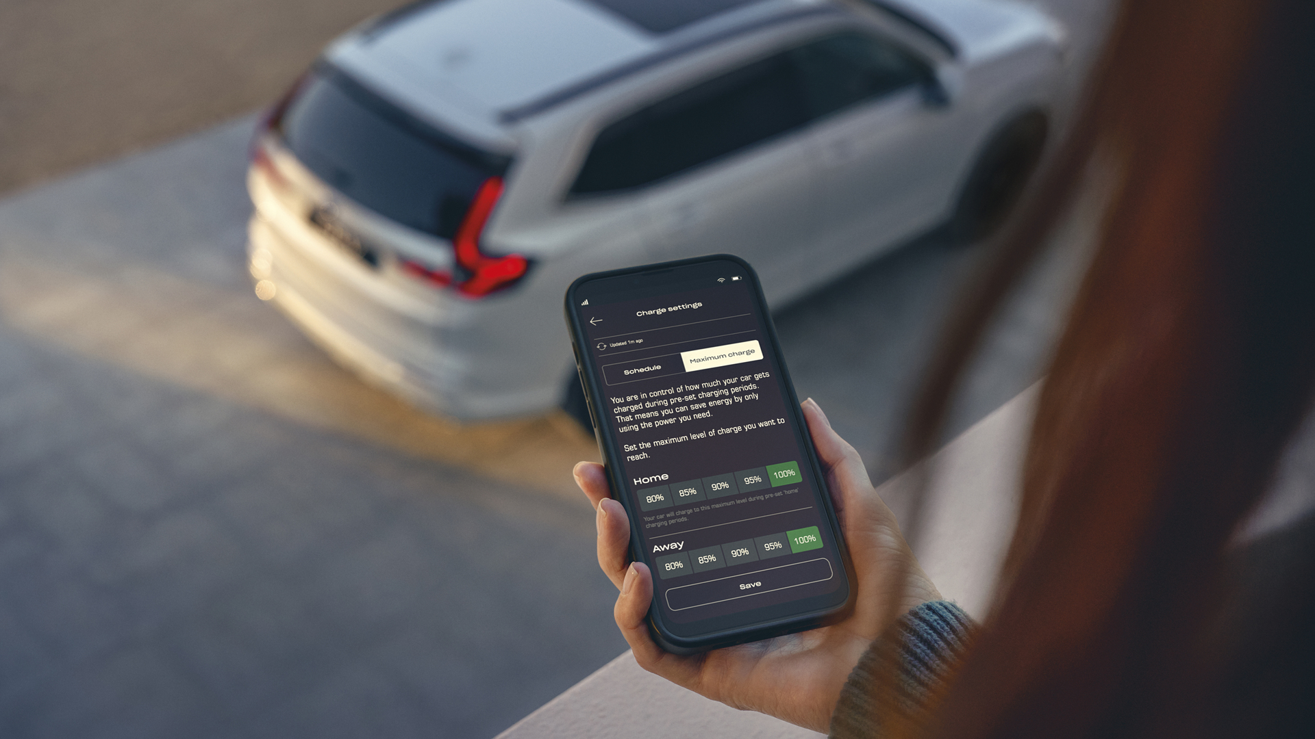 Nærbilde av person som bruker My Honda+-appen.