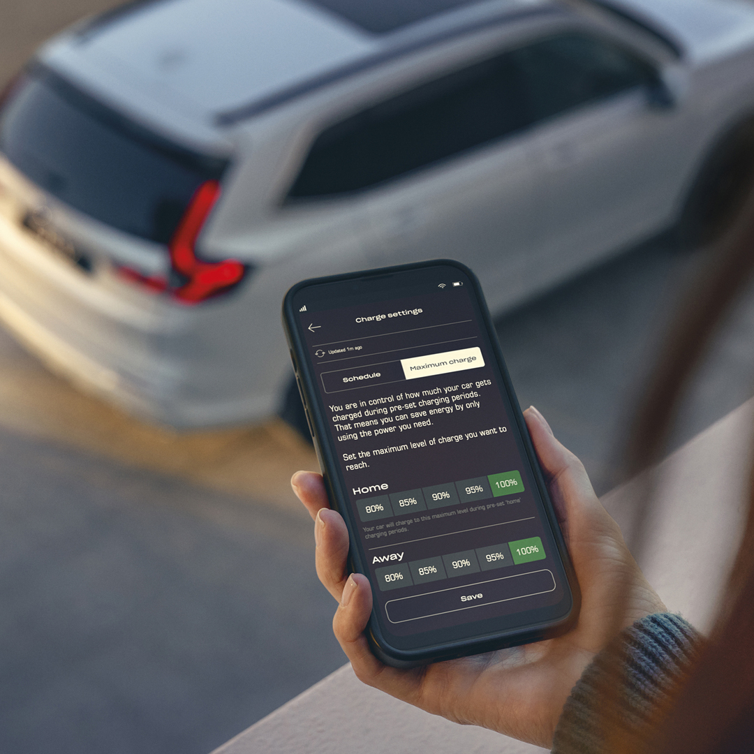 Nærbilde av person som bruker My Honda+-appen.