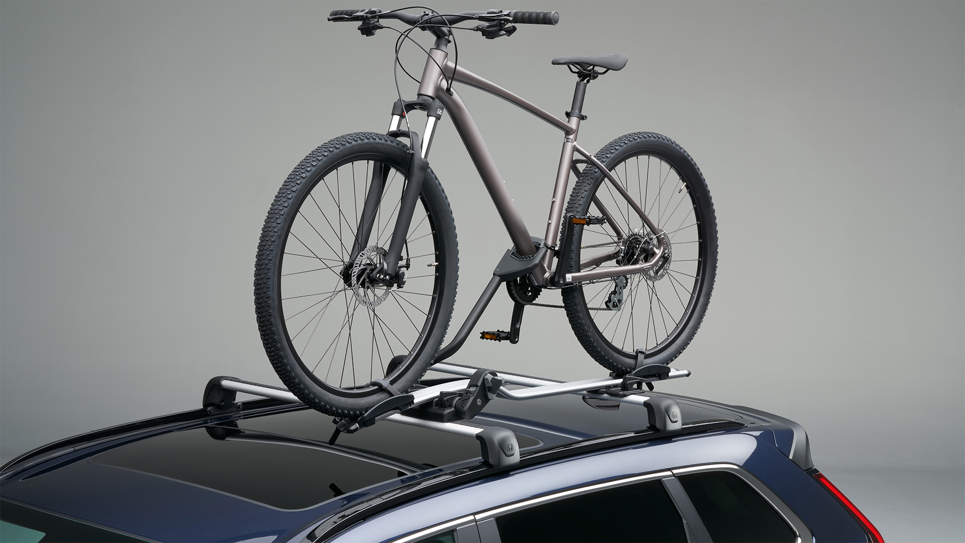 Nærbilde av Thule sykkelstativ på toppen av Honda CR-V Plug-in Hybrid.