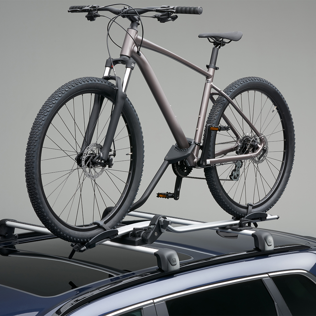 Nærbilde av Thule sykkelstativ på toppen av Honda CR-V Plug-in Hybrid.