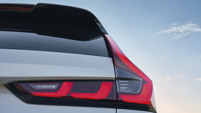 Bakfrabilde av en hvit CR-V som viser de pent formede baklysene