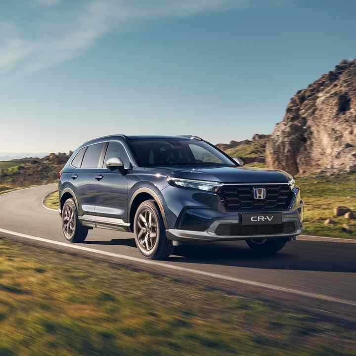 Honda CR-V Plug in Hybrid sett skrått forfra i fjellområde.