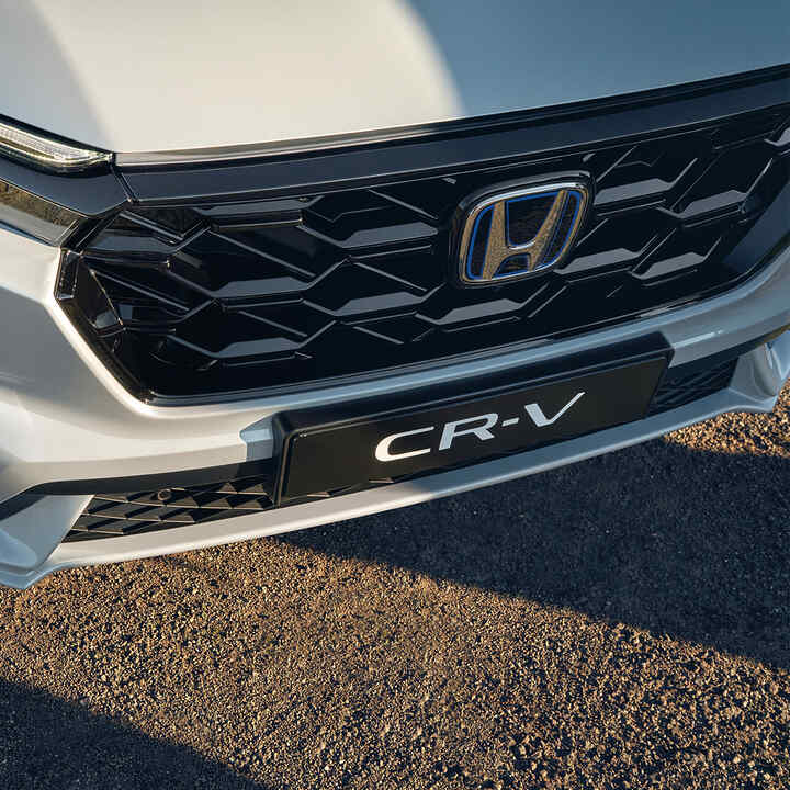 Nærbilde av Honda CR-V Plug in Hybrid sett bakfra.