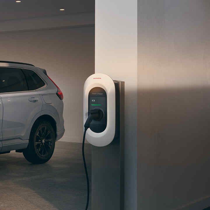 Honda CR-V Plug in Hybrid  sett skrått forfra plugget inn for lading.