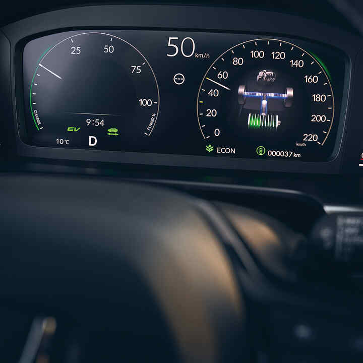 Nærbilde av det digitale førerdisplayet i Honda CR-V Plug in Hybrid 