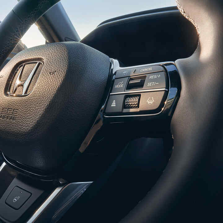 Nærbilde av oppvarmet skinnratt i Honda CR-V Plug in Hybrid 