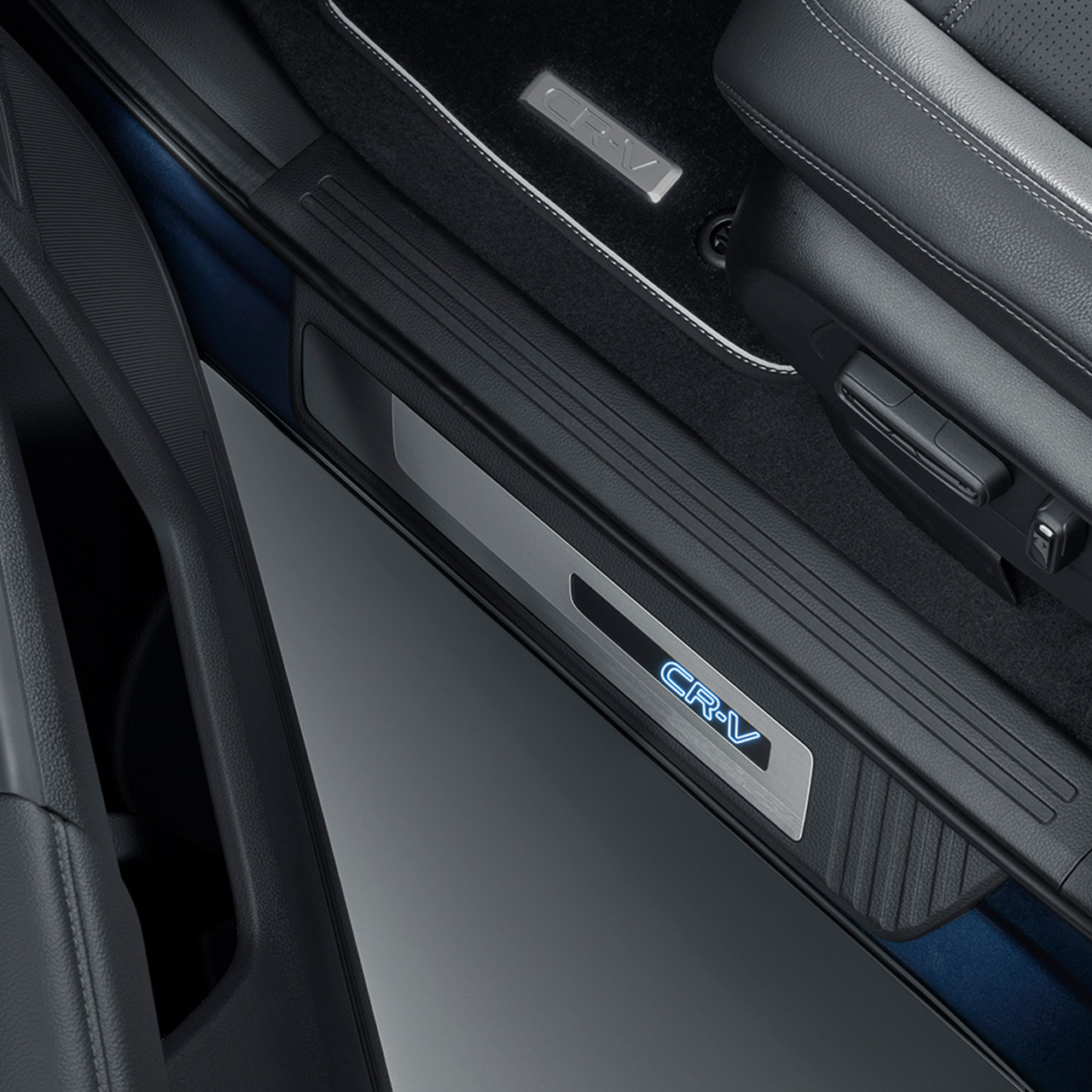 Honda CR-V Plug-in Hybrid sett skrått forfra under kjøring i fjellandskap.